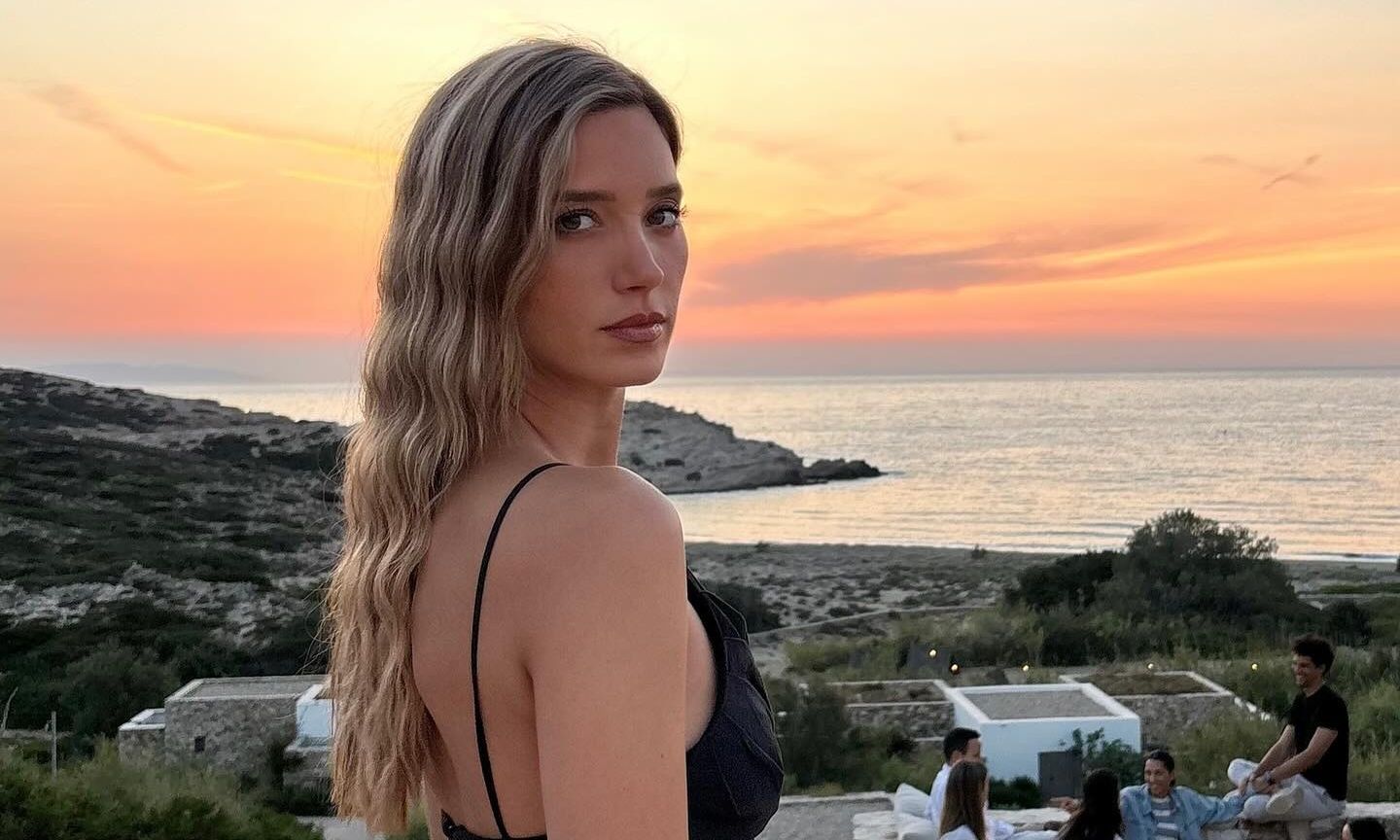 «Sunsets and dreams»: Η Καλογεροπούλου ποζάρει στην αγκαλιά του Σβήγκου με φόντο το ηλιοβασίλεμα