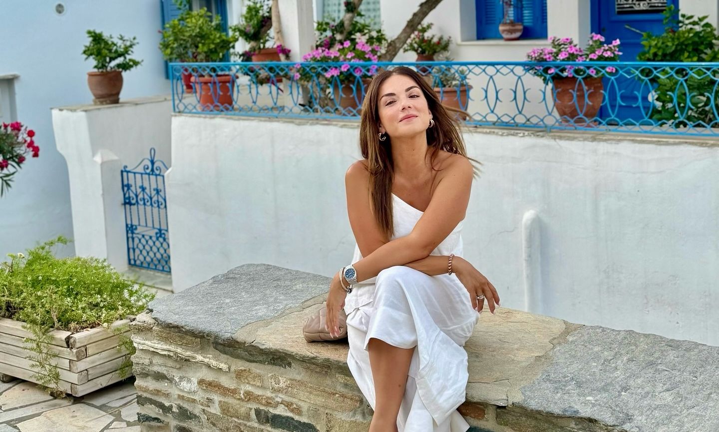 Βάσω Λασκαράκη: Ποζάρει με knit παντελόνι και κομψό strapless μαγιό πιο εντυπωσιακή από ποτέ