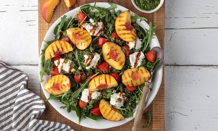 Σαλάτα με ψητά νεκταρίνια και ανθότυρο από τον Άκη Πετρετζίκη
