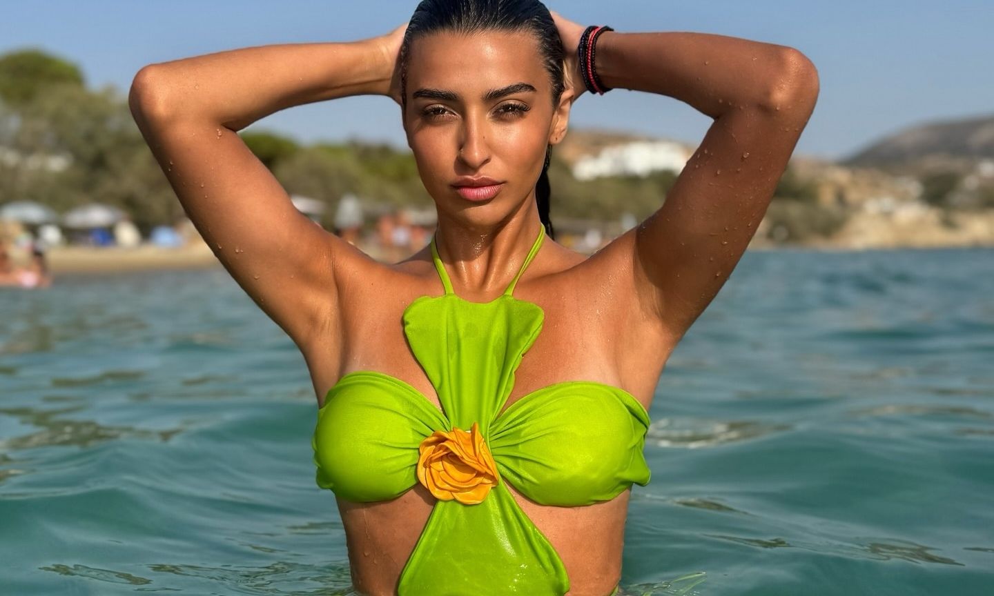 Αναστασία: Δείτε την τραγουδίστρια με μπικίνι να κάνει μασάζ σε παραλία της Πάρου