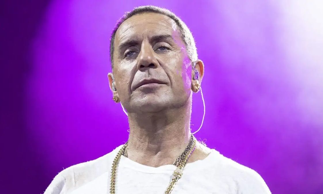 Γιώργος Μαζωνάκης: Βγήκε έξω από το νυχτερινό κέντρο & χαιρέτησε τον κόσμο πριν την εμφάνισή του!