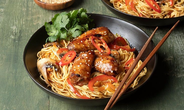 Φτερούγες κοτόπουλου με noodles stir fry από τον Άκη Πετρετζίκη