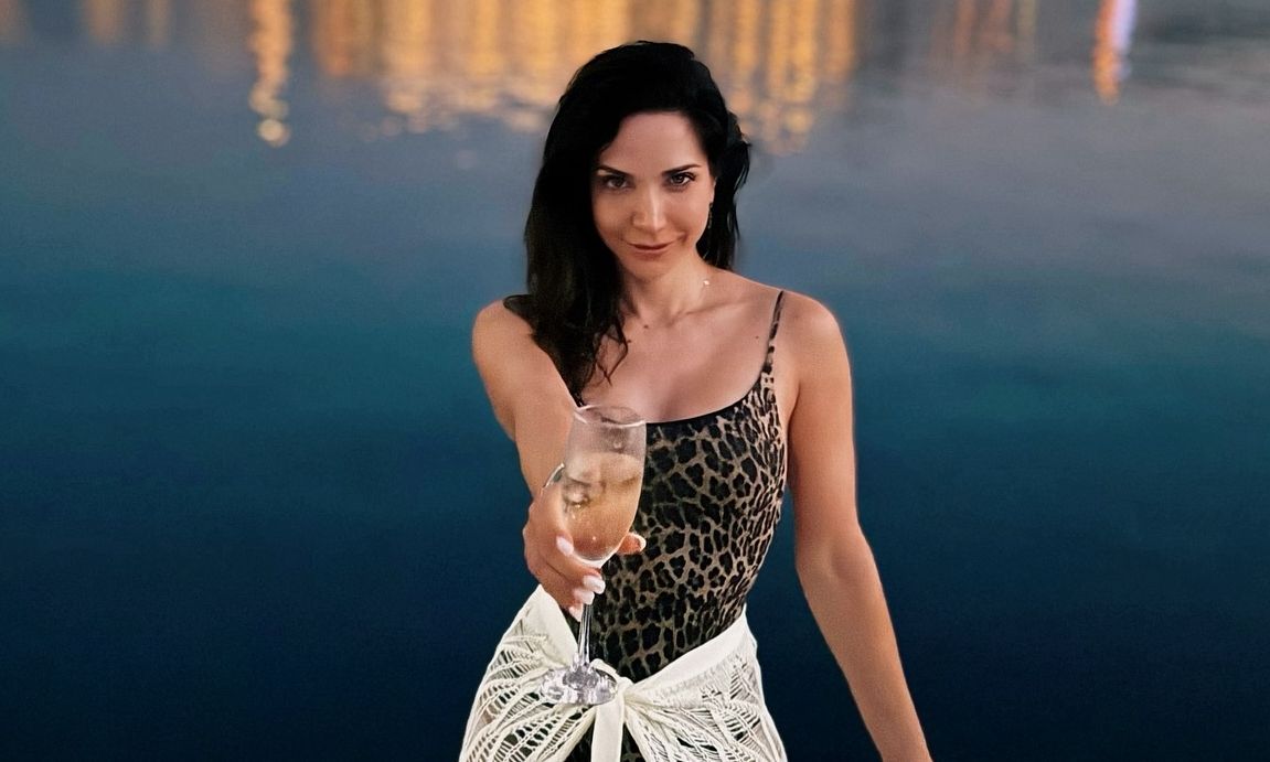 Κατερίνα Γερονικολού: Με ολόσωμο λεοπάρ μαγιό, ποζάρει σε σκάφος και εντυπωσιάζει