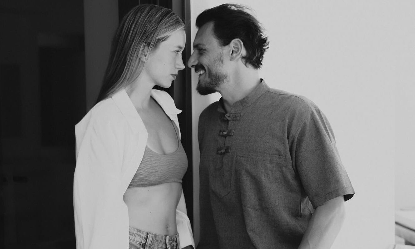 Η έκπληξη του Σταύρου Σβήγκου στην Γιολάντα Καλογεροπούλου για τα γενέθλιά της & το τρυφερό φιλί