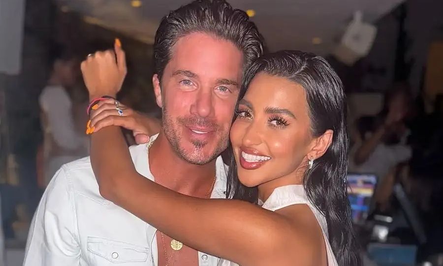 Νίκος Οικονομόπουλος και Αναστασία ποζάρουν αγκαλιά στα σοκάκια της Μυκόνου