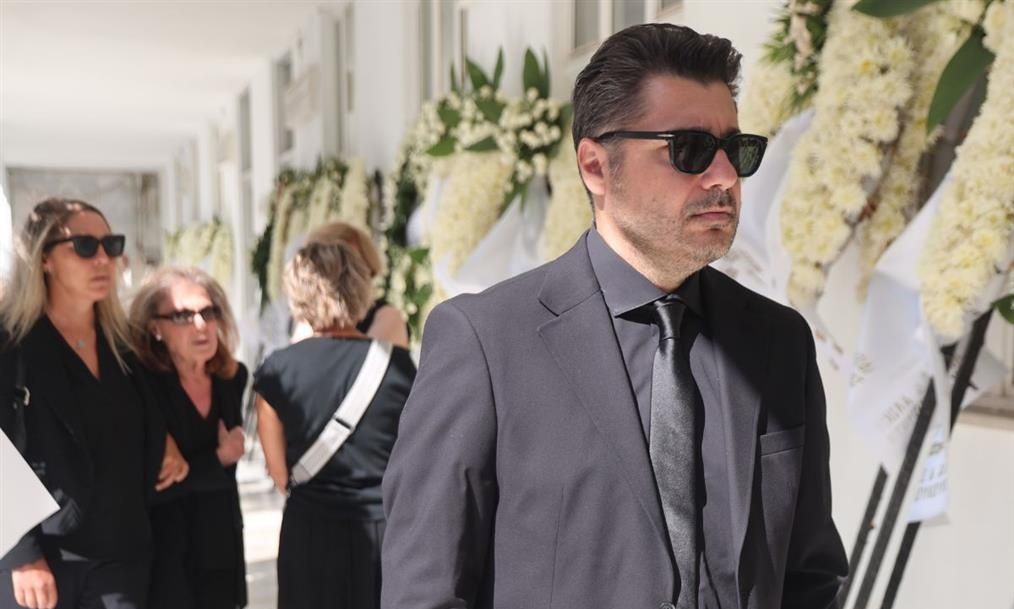 Λάμπρος Κωνσταντάρας - Έφερε στο φως αδημοσίευτο καρέ με τον πατέρα του, Δημήτρη: «Περνάγαμε ωραία»