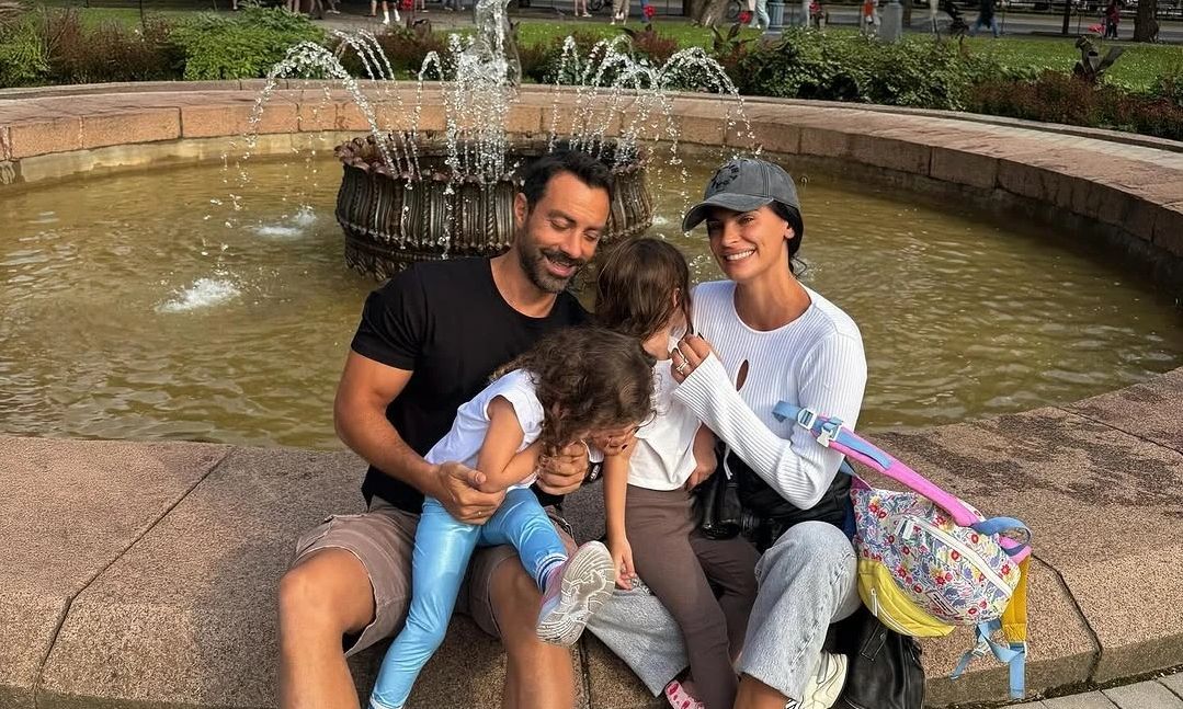 Μπόμπα-Τανιμανίδης: Ταξίδεψαν στις χώρες της Βαλτικής - Το roadtrip με τις δίδυμες κόρες τους