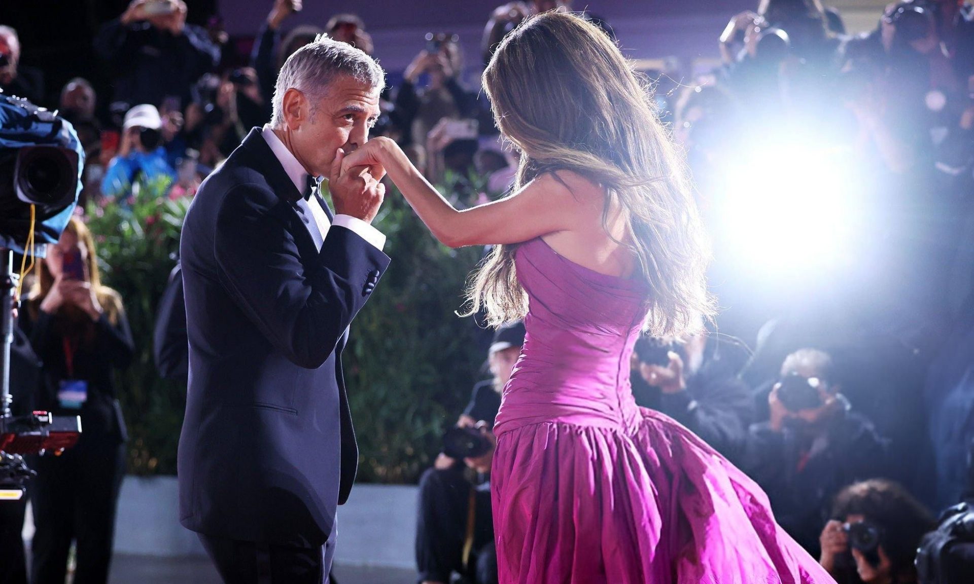 Τζορτζ Κλούνεϊ: Παρά την αδιαθεσία, περπάτησε στο κόκκινο χαλί του Φεστιβάλ Βενετίας, με την σύζυγο