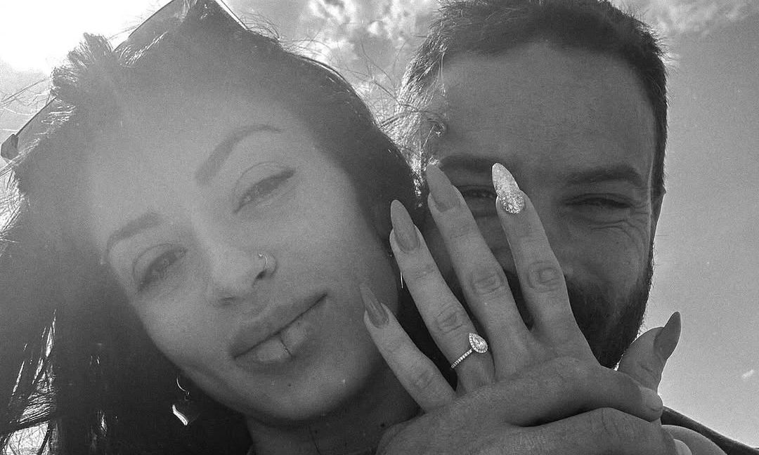 Στέφανος Μιχαήλ: Μας δείχνει το μονόπετρο που χάρισε στην αγαπημένη του λίγο πριν από τον γάμο