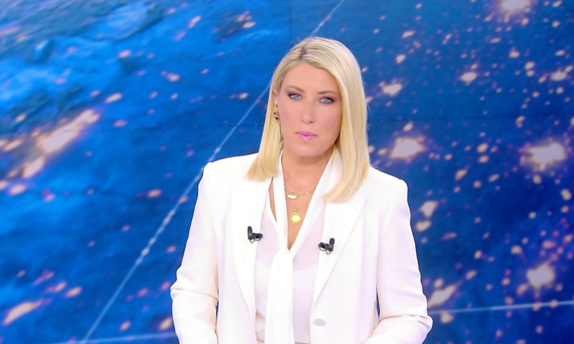 Σία Κοσιώνη: Πρεμιέρα με λευκό κοστούμι, στο δελτίο ειδήσεων του ΣΚΑΙ!