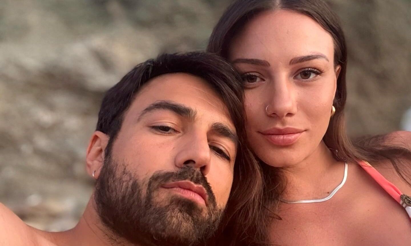 «Και κάπως έτσι γίναμε 3», γράφει η Σιμώνη και απαθανατίζει τον Γεωργίου να ταΐζει το μωρό τους