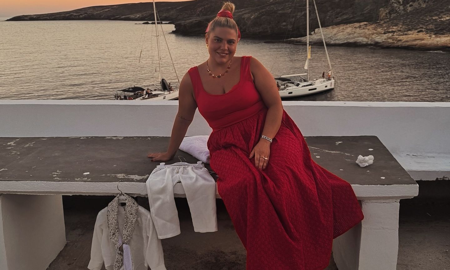 Δανάη Μπάρκα: Το γλέντι μετά τη βάφτιση τη βρήκε να χορεύει νησιώτικα ξυπόλυτη!