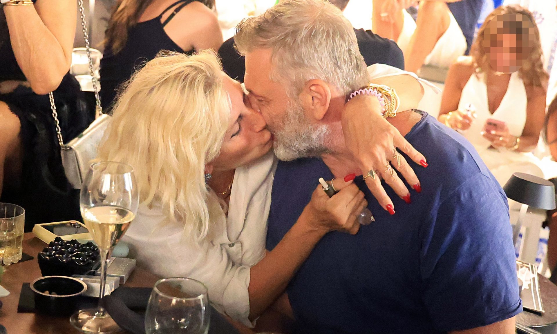 Απόστολος Γκλέτσος-Ιζαμπέλα Αρβανίτη: Φιλιά & αγκαλιές στη Μύκονο-Πιο διαχυτικός από ποτέ ο ηθοποιός