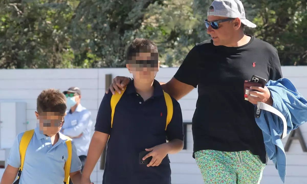 «Εδώ με τους ιππότες μου»: Ο Γιώργος Λιάγκας στη Δανία με τους γιους του πριν από την πρεμιέρα