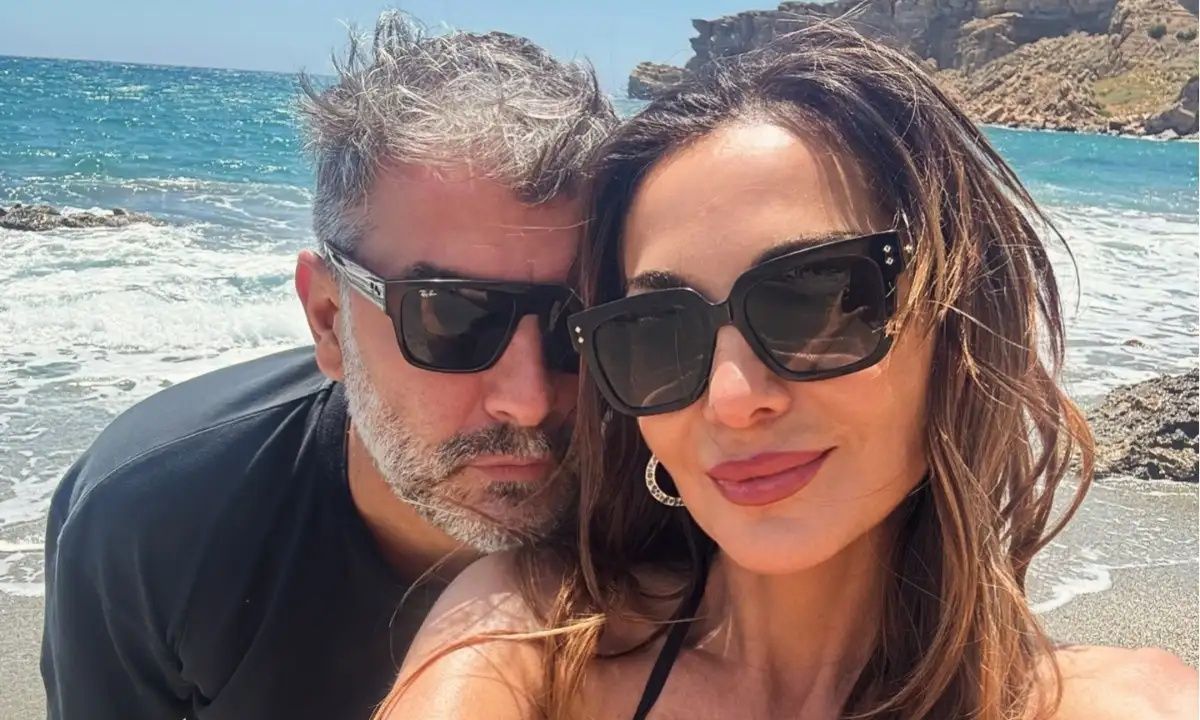 Δέσποινα Βανδή – Βασίλης Μπισμπίκης: Αγκαλιά σε παραλία της Κρήτης - Οι νέες φωτό που μοιράστηκαν!