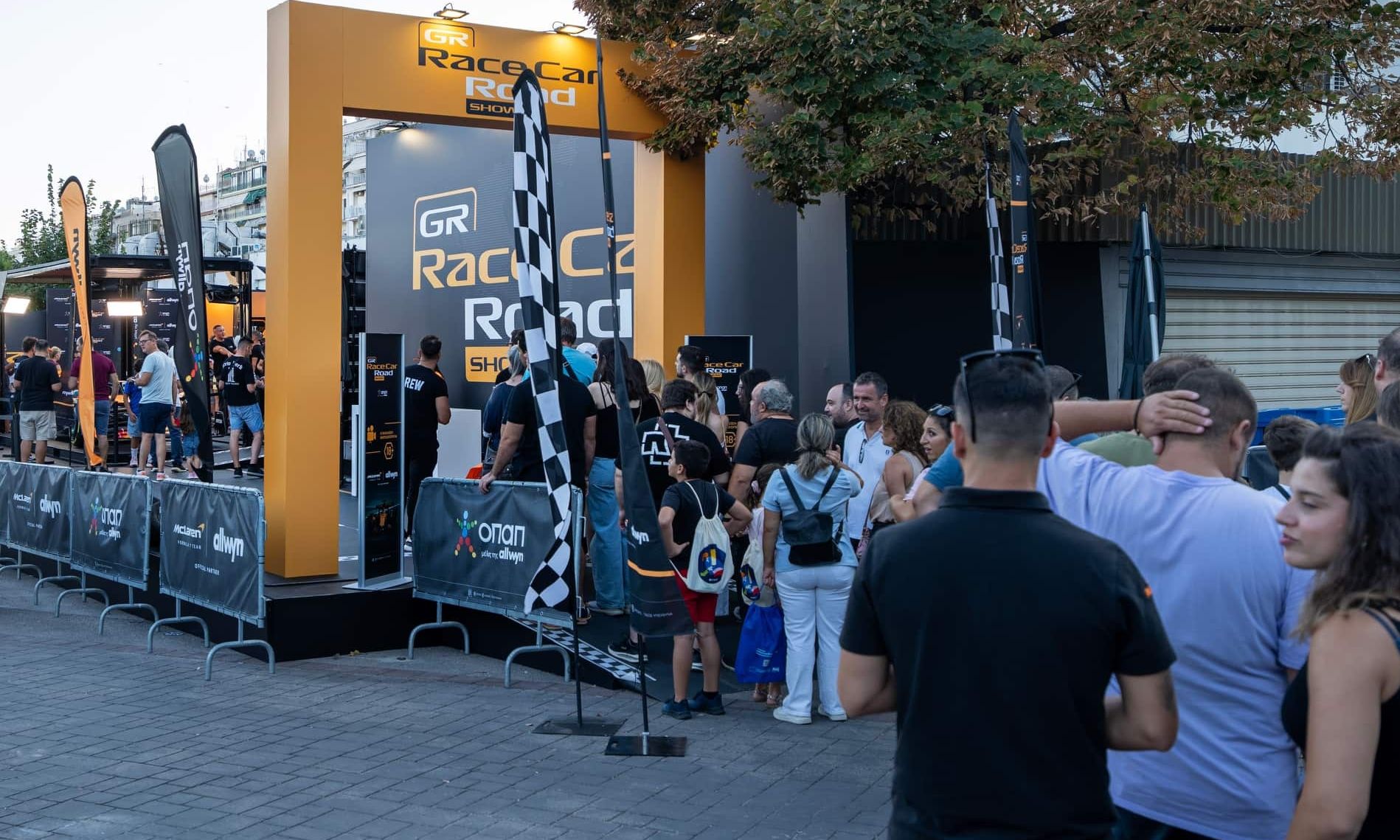 Ουρές για το showcar της McLaren F1 Team που έφερε ο ΟΠΑΠ στη Θεσσαλονίκη