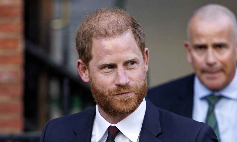 O πρίγκιπας Χάρι στο Λονδίνο - Η επίσκεψη στον τάφο της Ελισάβετ & η συνάντηση με τον βασιλιά Κάρολο