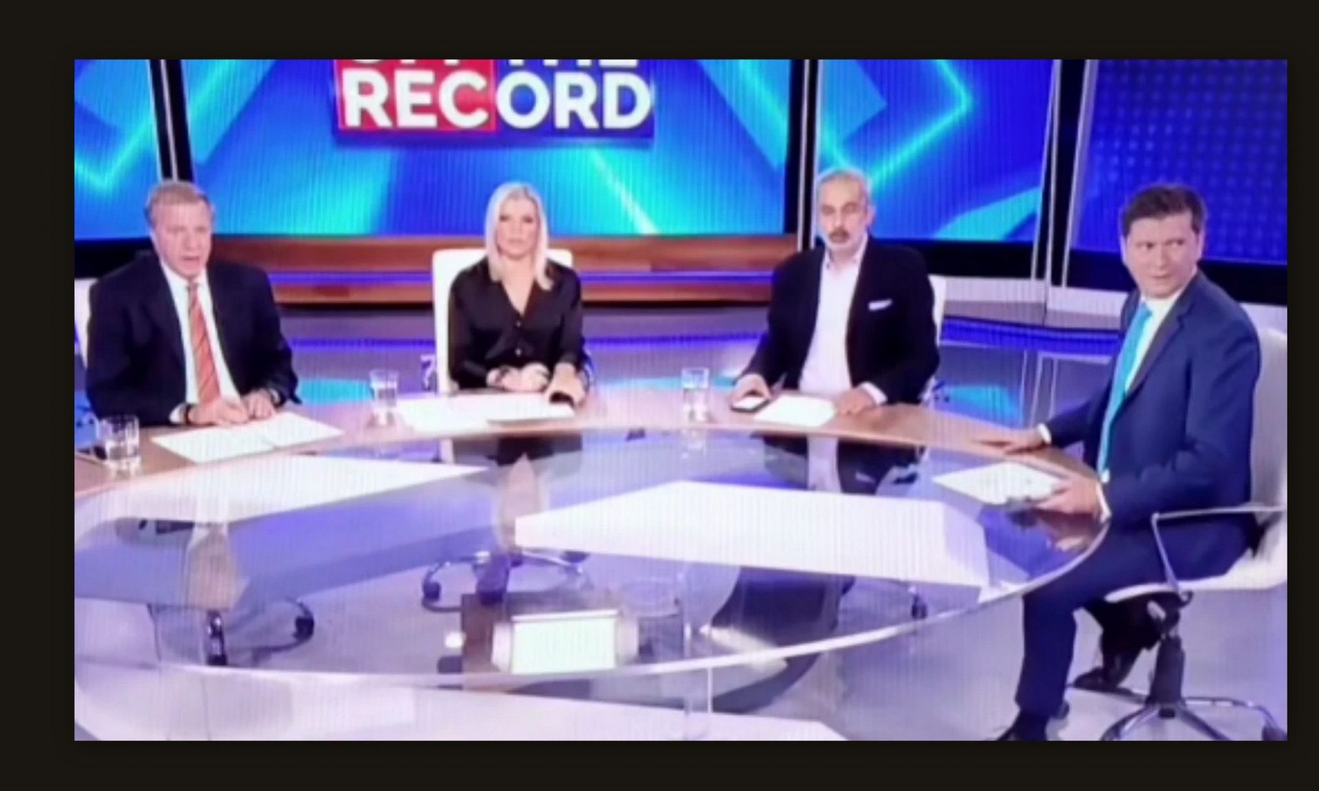 Η στιγμή που ο σεισμός «ταρακούνησε» το στούντιο της ΕΡΤ