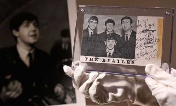 Σε δημοπρασία πωλείται βιβλίο με αυτόγραφα των Beatles και των Rolling Stones
