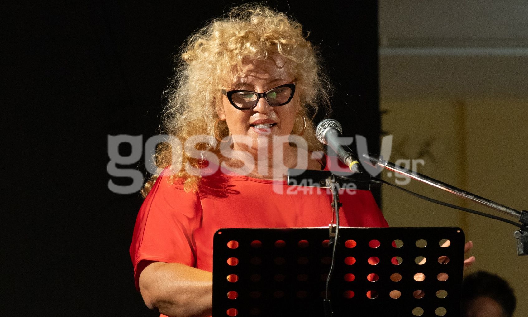 Αποκλειστικό - Αθηνά Καμπάκογλου: H συγκινητική αφιέρωση επί σκηνής στους αείμνηστους γονείς της