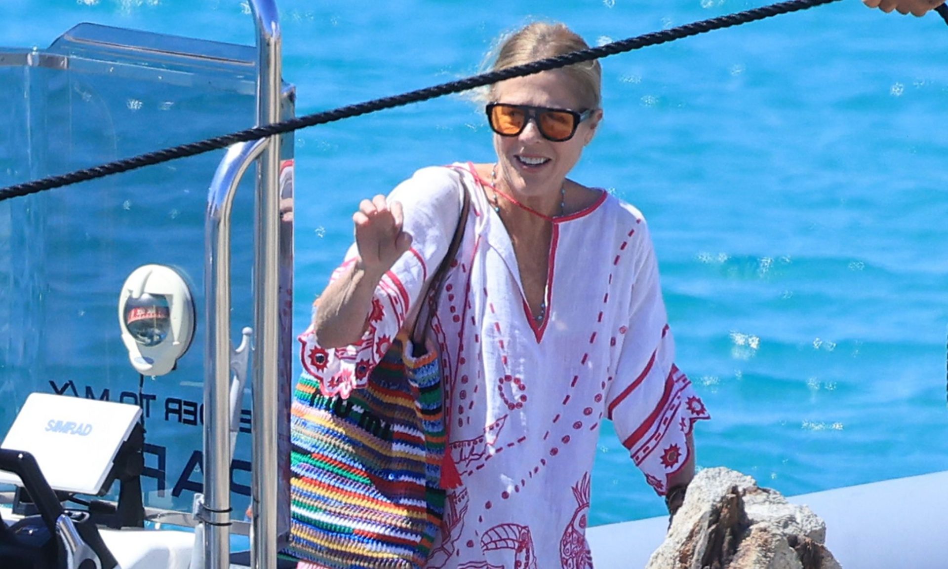 Ρίτα Γουίλσον: Κομψή και χαμογελαστή με σκάφος στη Μύκονο, χωρίς τον Τομ Χανκς στο πλευρό της