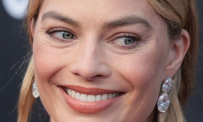 Εκθαμβωτική η Μάργκοτ Ρόμπι στο κόκκινο χαλί, μόλις 10 μήνες μετά τη γέννηση του γιου της!