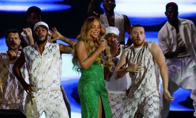 Η Μαράια Κάρεϊ θα δώσει για πρώτη φορά συναυλία σε μια πλωτή σκηνή στο τροπικό δάσος του Αμαζονίου