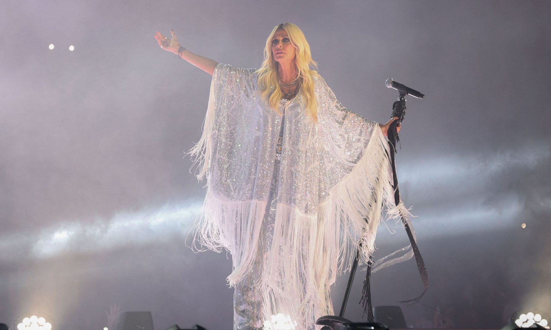 Άννα Βίσση: Το διπλό Sold out, οι οδηγίες & οι δημιουργίες που θα τη δουν να φοράει 130.000 θεατές