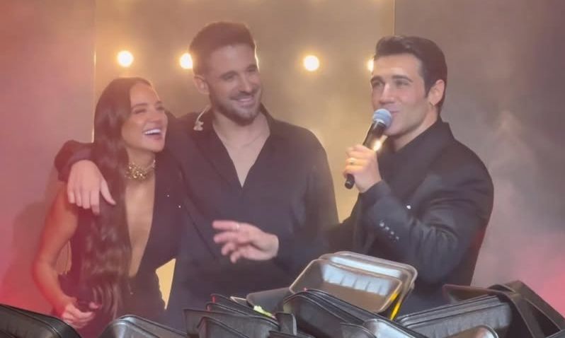 Γενέθλια–έκπληξη για τον Πέτρο Ιακωβίδη από την Ρία Ελληνίδου και τον Γιώργο Λιβάνη!