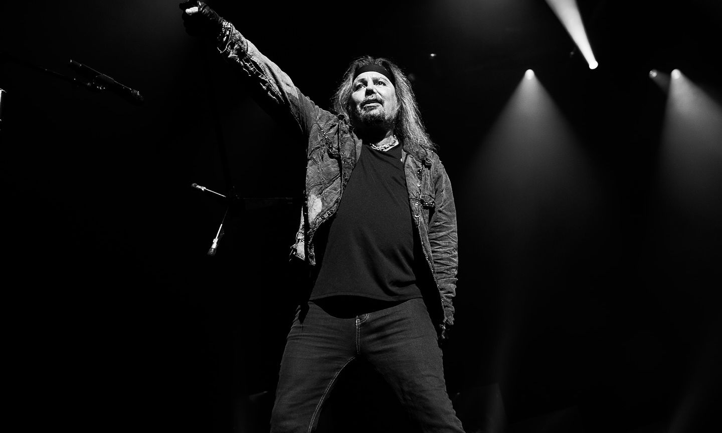 «Έπαθα εγκεφαλικό, έπρεπε να μάθω περπατάω ξανά» - Σοκάρει ο  frontman των Mötley Crüe