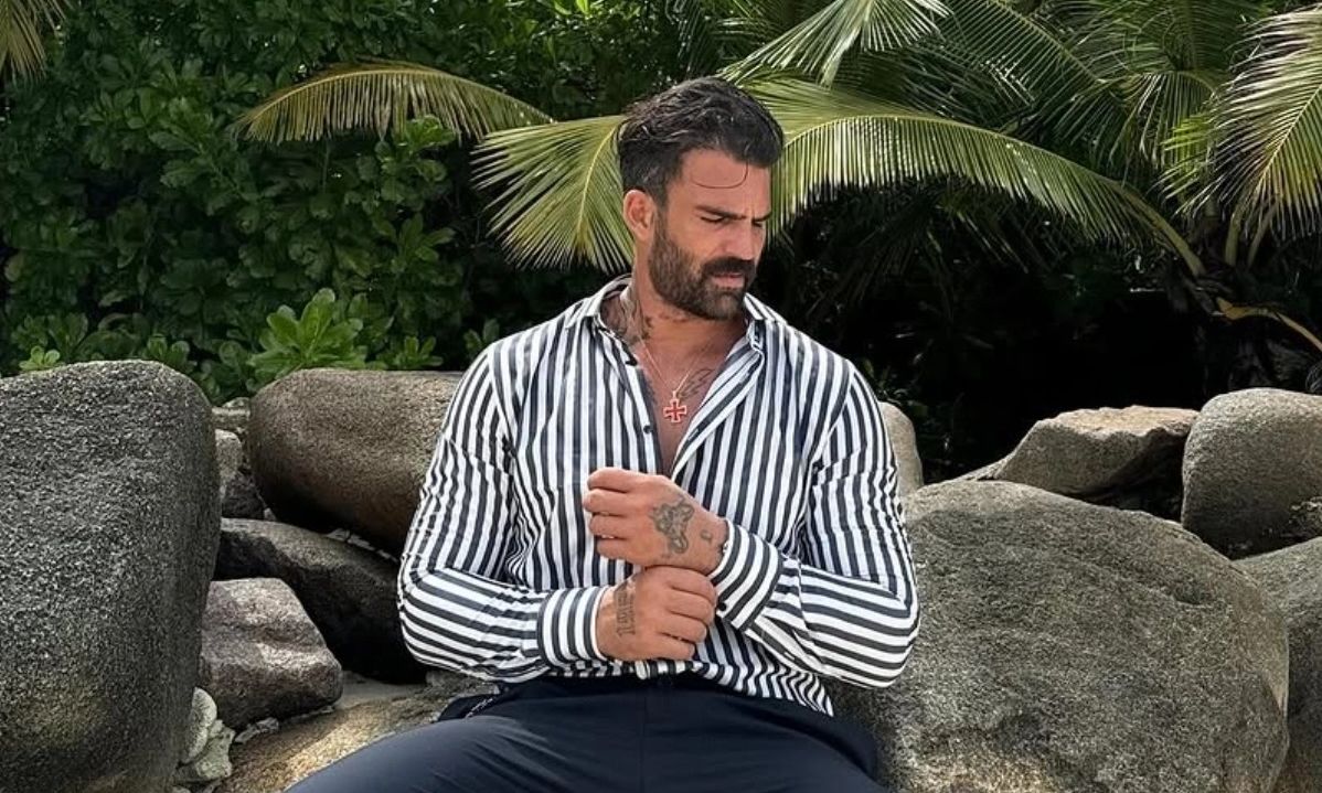 «Ζει ένα δράμα ο Αλεξάνδρου! Θα βάλει τα κλάματα! Σου λέει “αφήστε με με την Ρία,τη Μία & την Λία…”»