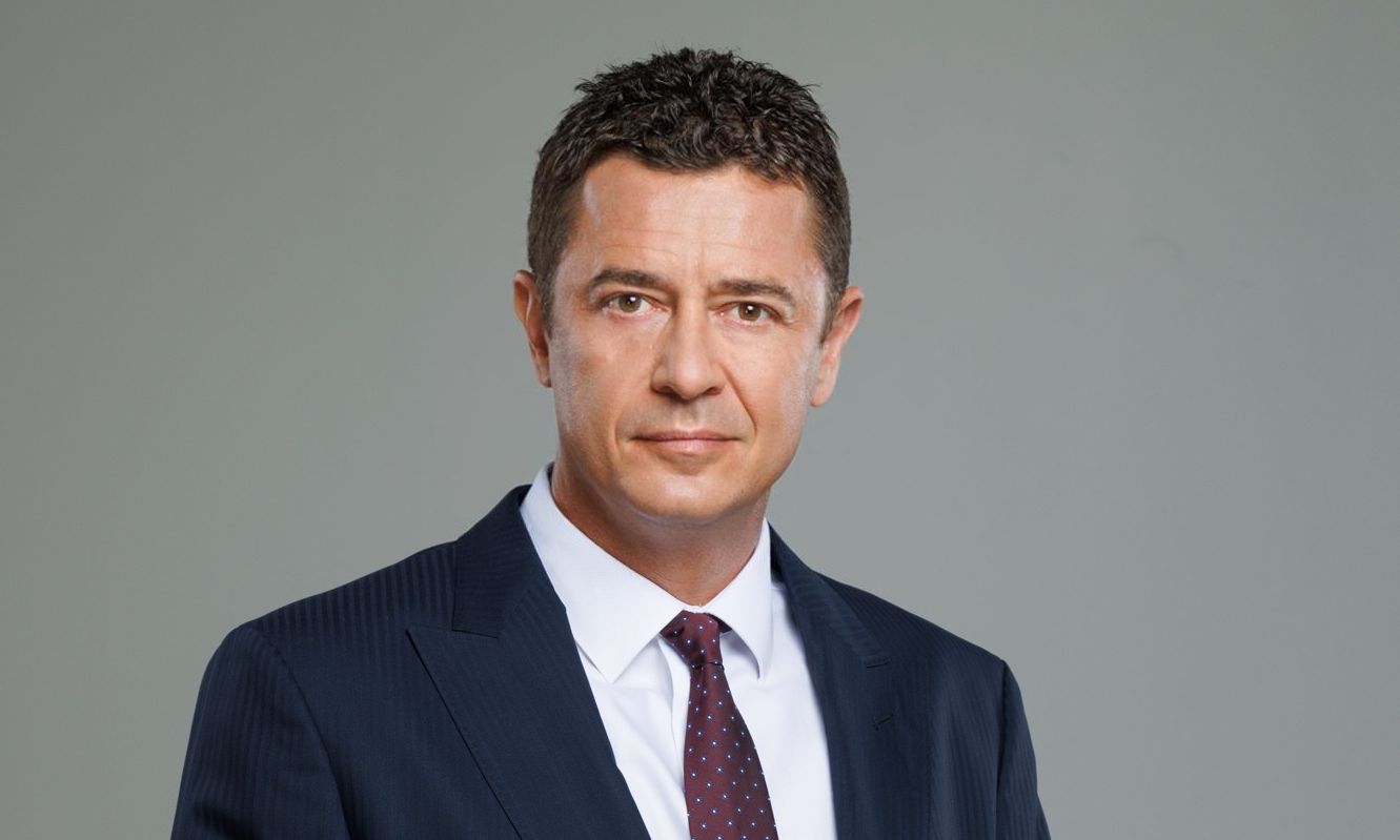 Αντώνης Σρόιτερ: Τα σχόλια για τα «βαμμένα» μαλλιά, ο αυστηρά cool μπαμπάς και η Μπούκη