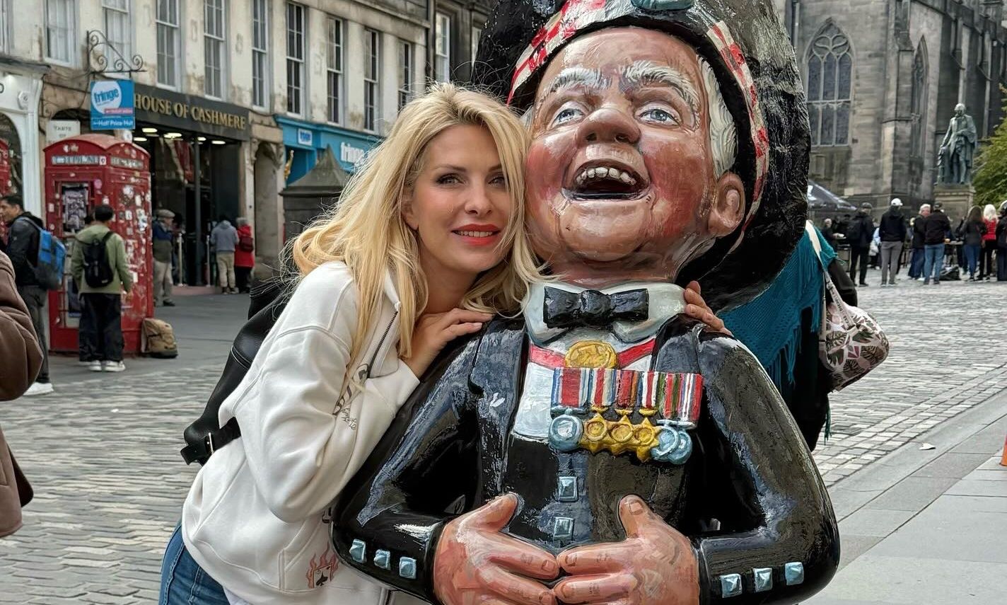 Ελένη Μενεγάκη: Μοναδικά στιγμιότυπα από το ταξίδι στο Εδιμβούργιο για τη Λάουρα Λάτσιου