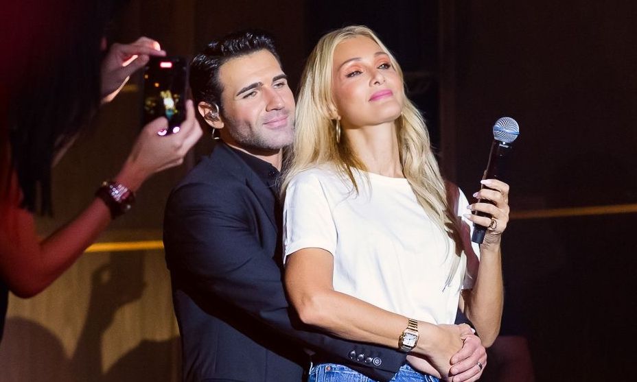 Η Νατάσα Θεοδωρίδου διασκέδασε στον Πέτρο Ιακωβίδη- Οι αγκαλιές και το ντουέτο - φωτιά