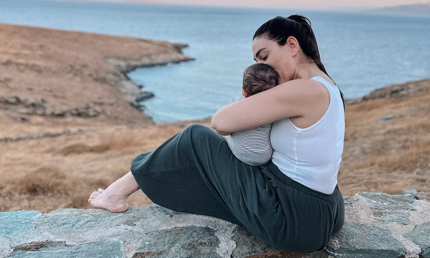 Ευρυδίκη Βαλαβάνη: Το οικογενειακό ταξίδι στα Χανιά & οι βόλτες στο λιμάνι με τον δύο μηνών γιο της