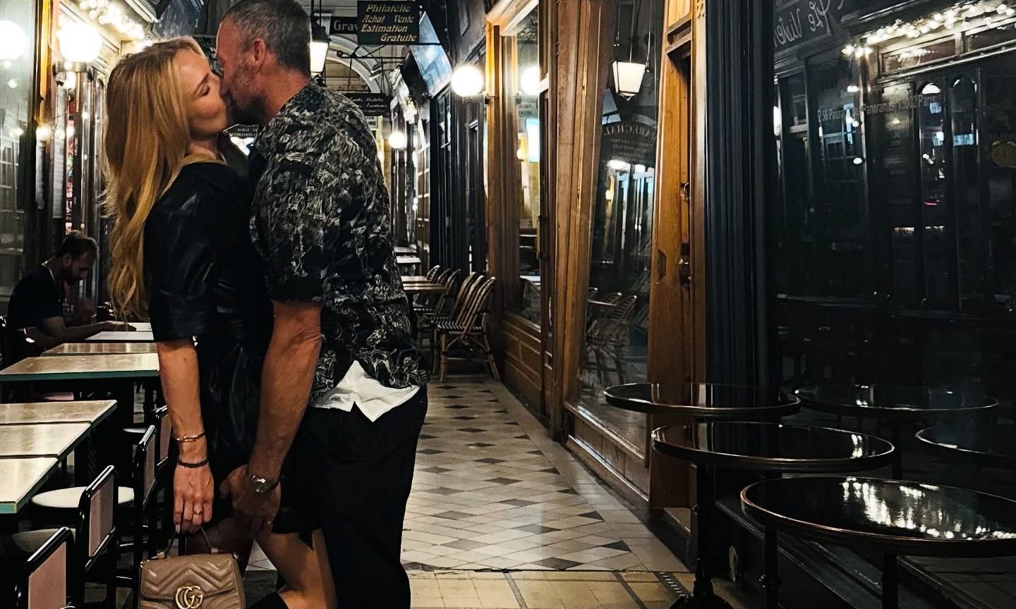 Ασυγκράτητο το ζευγάρι! Τα παθιασμένα φιλιά 52χρονου ηθοποιού με τη σύντροφό του στη μέση του δρόμου