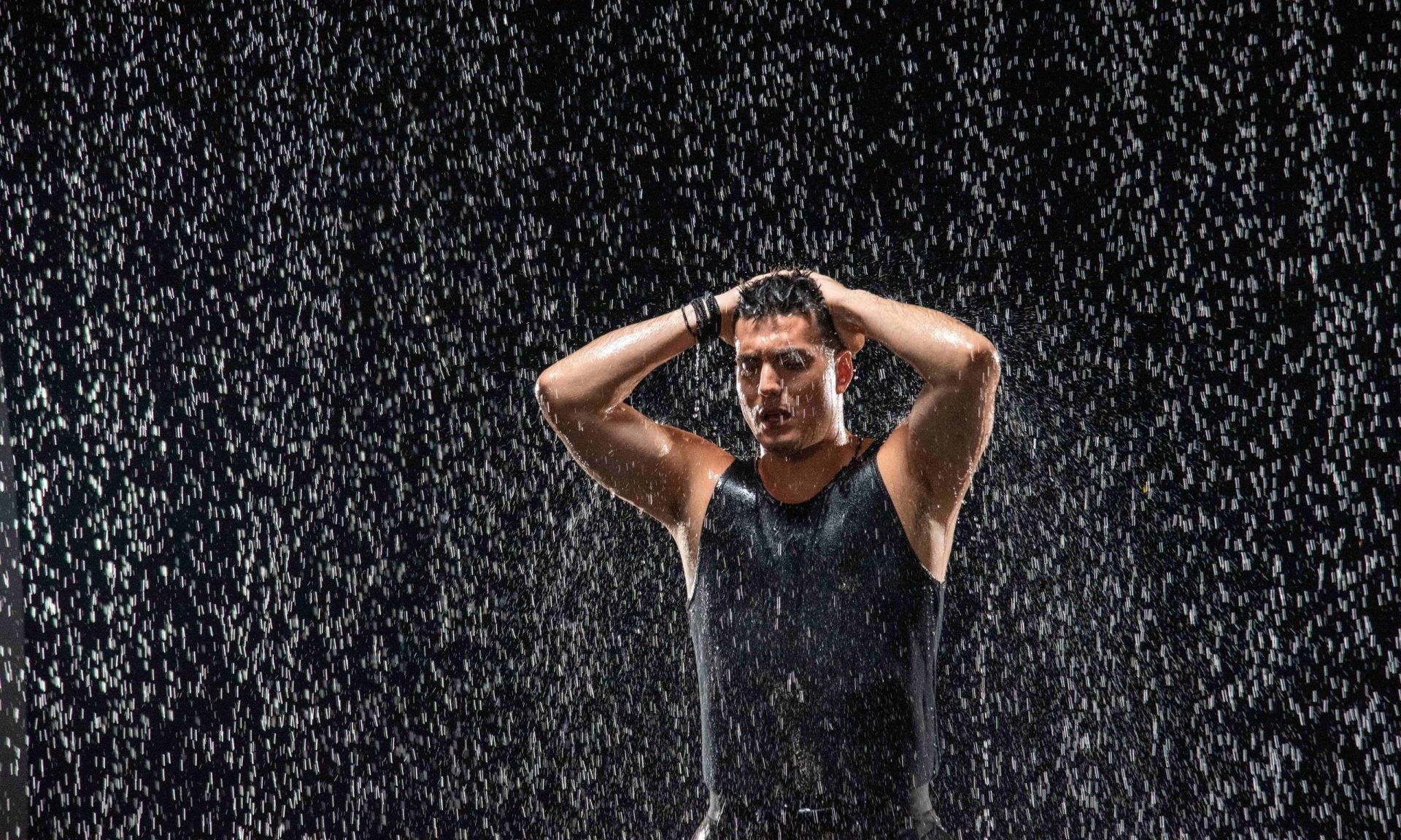 Γιώργος Κακοσαίος: Με sexy dark διάθεση στο νέο του video clip «Ούτε εχθροί ούτε φίλοι»