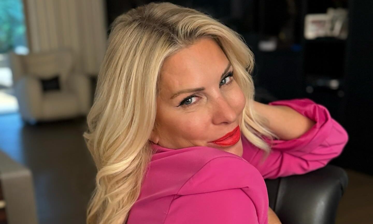 Ελένη Μενεγάκη: Ποζάρει με κατακόκκινο κραγιόν και νάζι στον φακό! Οι νέες φωτό της