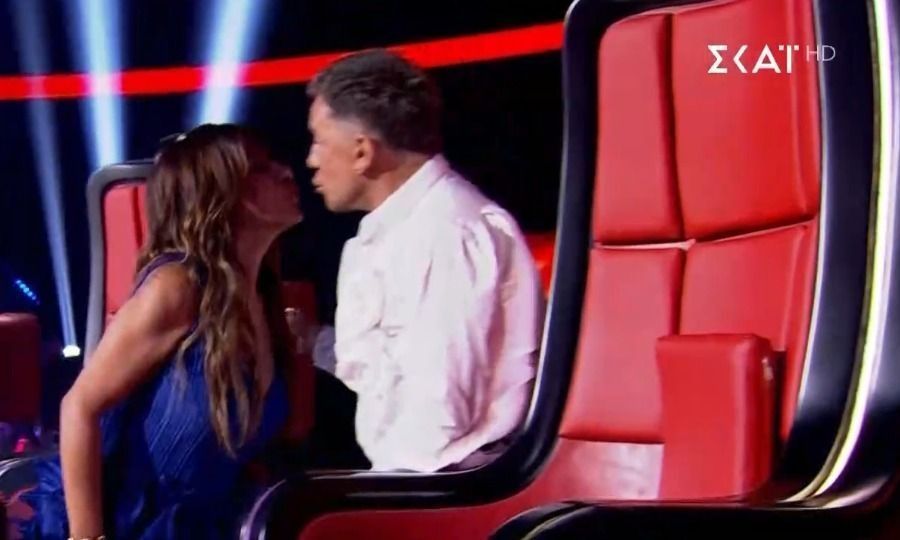 Ουπς - Το πεταχτό φιλί της Έλενας Παπαρίζου στον Γιώργο Μαζωνάκη & το «ευχαριστώ» στο The Voice