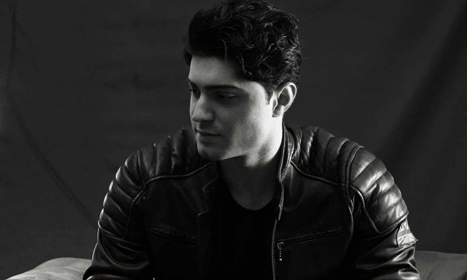 Θάνος Τσαλίκης: Εντυπωσιάζει το νέο του single με τίτλο "Χαρτάκι"