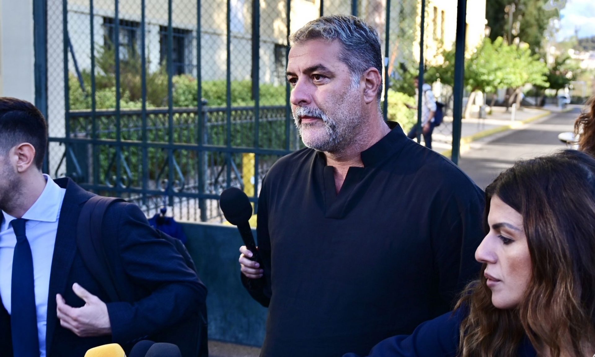 Καρέ-καρέ η αποχώρηση Μπισμπίκη από την Ευελπίδων & το παράπονο: «Έχω ακούσει από χθες… Μόνο ακούω…»