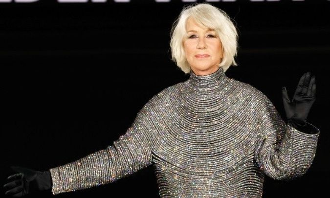 Η Έλεν Μίρεν «μάγεψε» το Παρίσι στην Εβδομάδα Μόδας, στα 80 της χρόνια!
