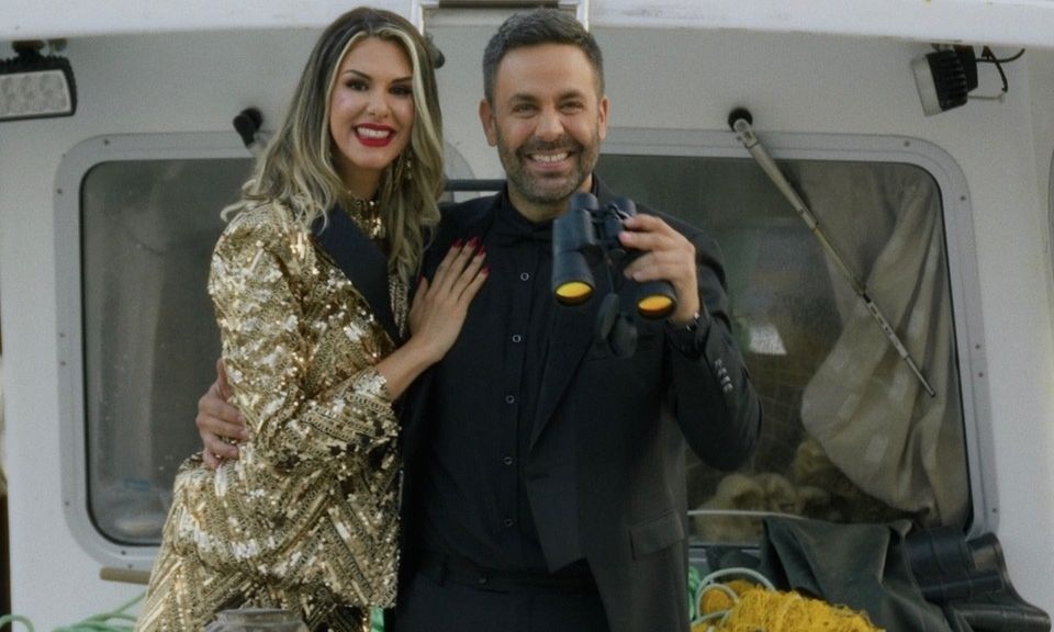 Ο Γιώργος Γιαννιάς όπως δεν τον έχουμε ξαναδεί - Σε ρόλο ψαρά μαζί με τη Ρενέ Αγέρη