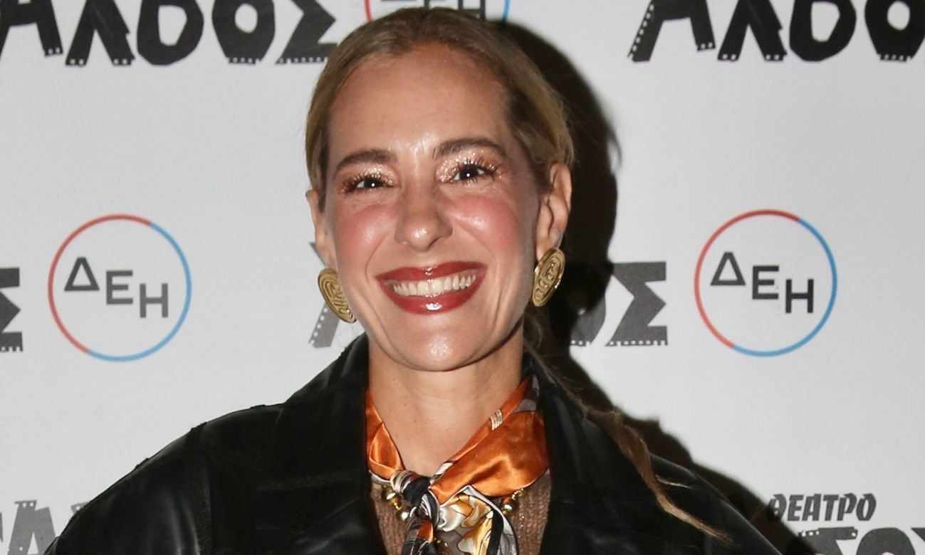 Νάτασσα Μποφίλιου: Υιοθετεί το απόλυτο mix & match trend με δερμάτινο παλτό και metallic παντελόνι