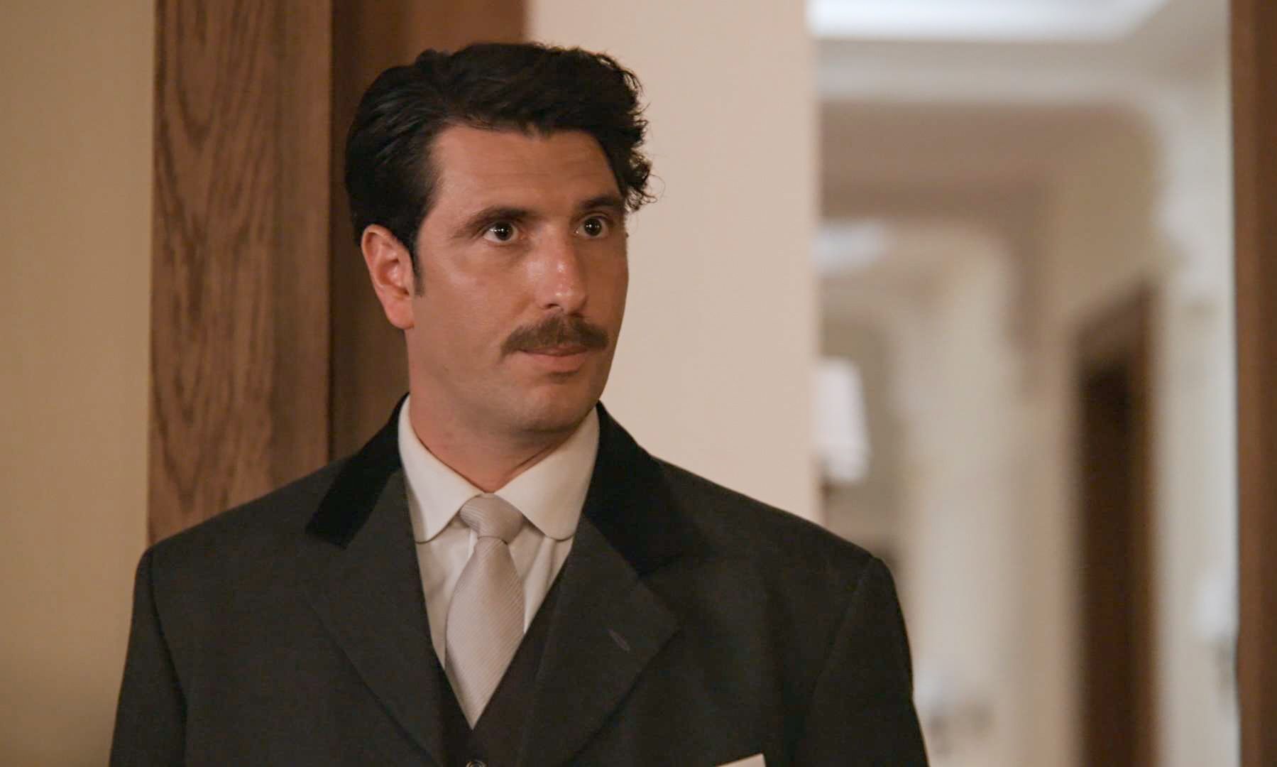 Grand Hotel: Ο Ρήγας πουλάει το ξενοδοχείο – Ζητάει από την Κυβέλη να το σκάσουν μαζί