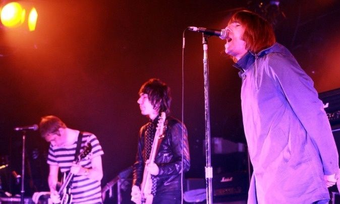 Oasis: Ανησυχία για τον κιθαρίστα Paul Arthurs που αποχωρεί προσωρινά από την περιοδεία λόγω υγείας