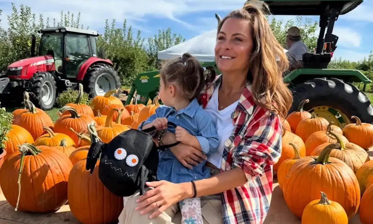 Μαρία Μενούνος: Απόδραση στη φύση με τον πατέρα της και την 2,5 ετών κόρη της