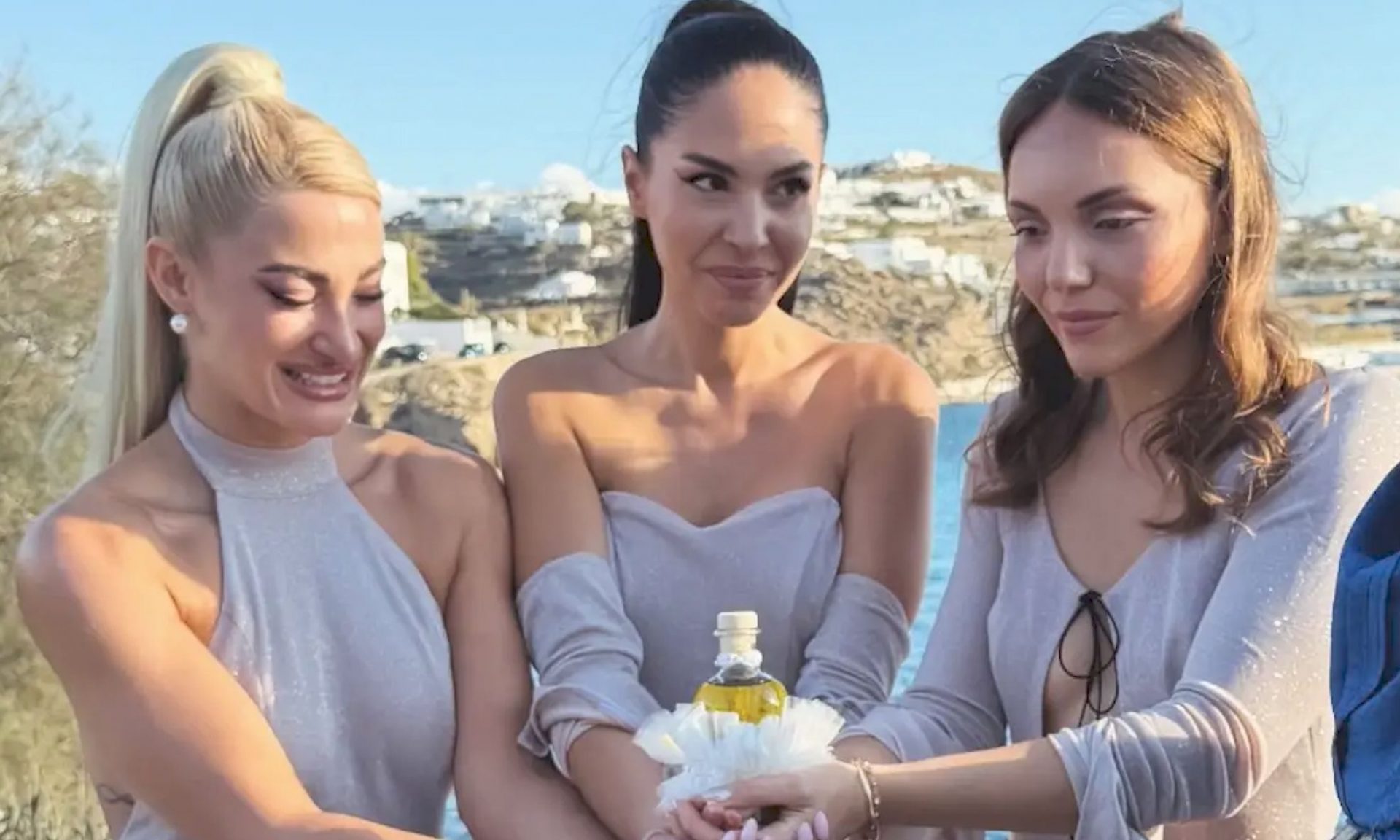 Η Τούνη έγινε νονά-H εντυπωσιακή εμφάνιση, το νησί & η τελετή σε γραφικό εκκλησάκι με μαγική θέα