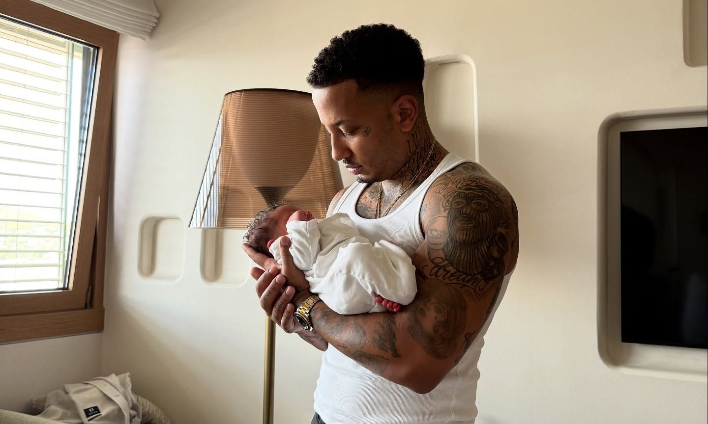 Light: Μπαμπάς για πρώτη φορά - Οι φωτό από το μαιευτήριο με τον γιο του αγκαλιά!