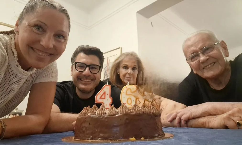 Κωνσταντάρας - Το βίντεο από το άδειο γραφείο του πατέρα του: «Σήμερα θα είχαμε οικογενειακή μάζωξη»